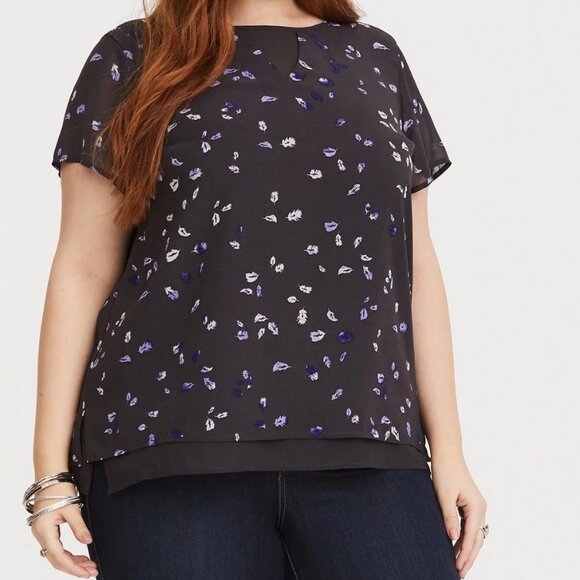 Torrid Size 1 Blouse – Black Floral Print Split Neck Layered Hem - Picture 2 of 7